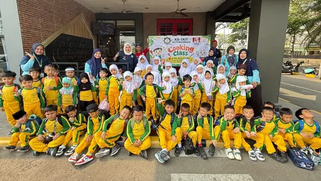 Seru! Anak-Anak  KB-TKIT Al-Qomar Cooking Class dan Touring Kitchen di KFC Duta Garden