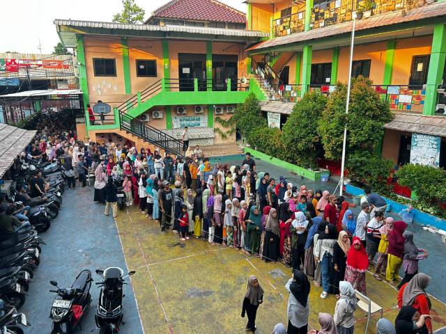 Warga hadir pada pembagian daging kurban