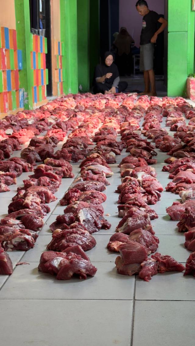 Daging kurban siap dibagikan