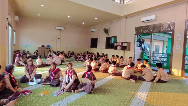Ekstrakurikuler SALC - English Club Al-Qomar